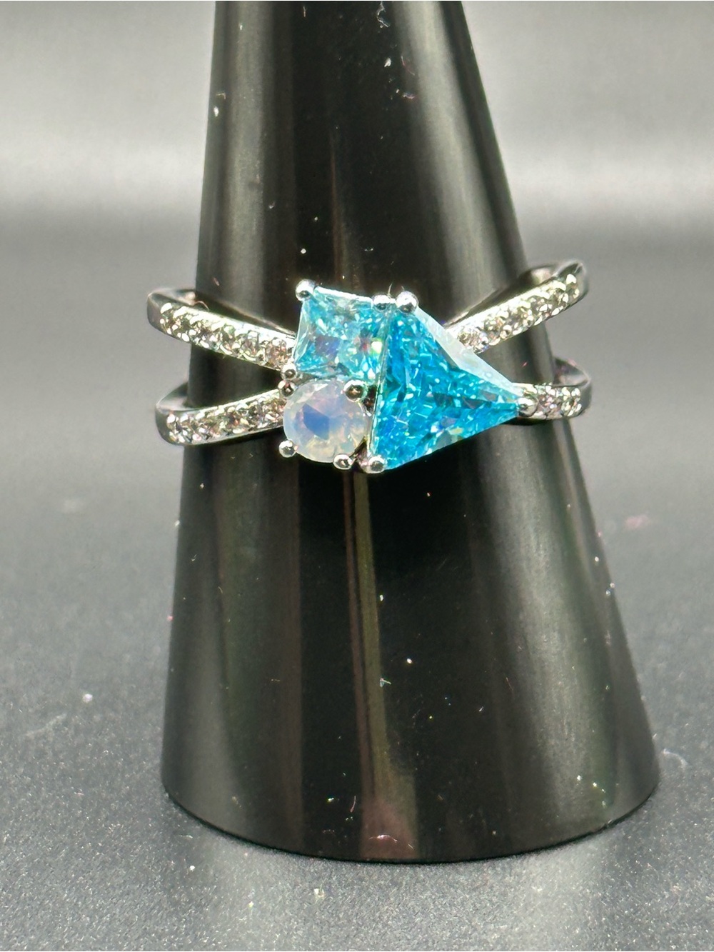 RBP7476 Crossing Lines Ring
Size 9, rhodium plated